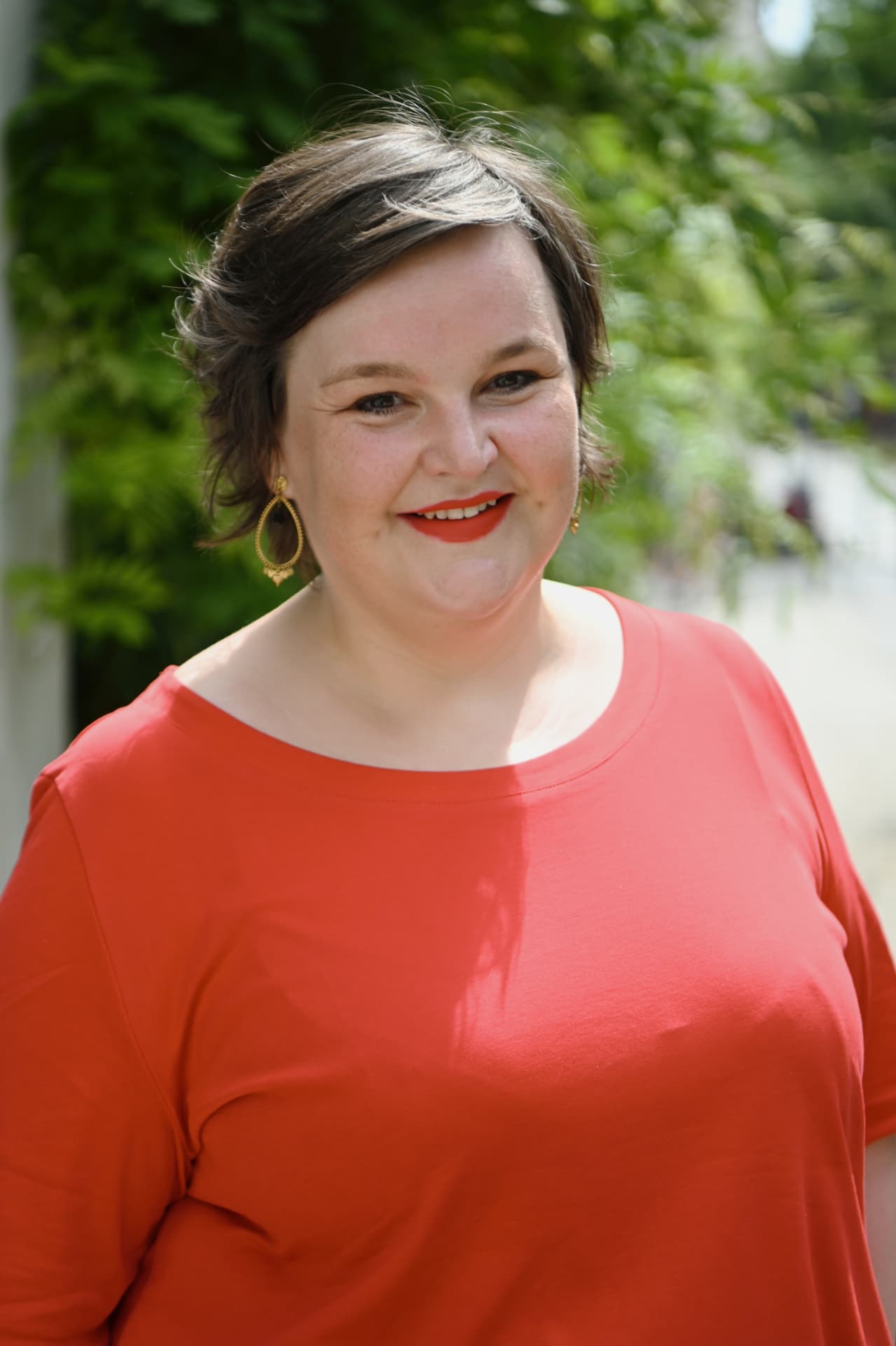 Sanne Frandsen reading at home